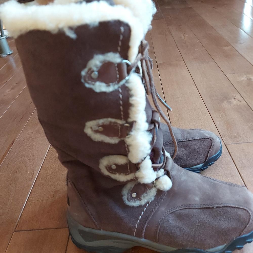 The North Face suede primaloft winter boots Brown Size 6.5